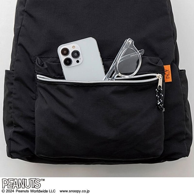 スマホなどの小物を入れておきやすいチャック付きのポケット