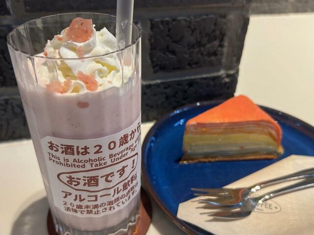 サザコーヒー　東京アマレットいちごシェイクとレインボーミルクレープ