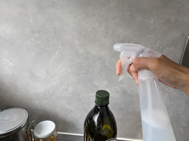 【ナノソイコロイド アプローズプレミアム】キッチンの壁の油ハネにもOK。物をどかすことなくスプレーできてラクです