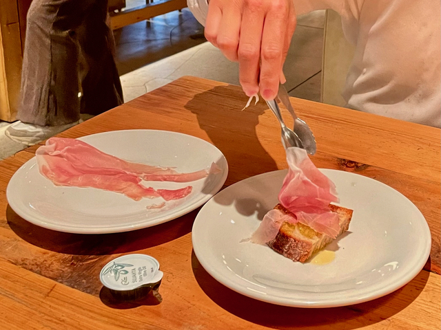 【モアザン タパス ラウンジ】「切りたての生ハムをカンパーニュにのせて食べてください」