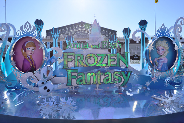 エントランスのデコレーション、中央にはアナ、エルサ、オラフが登場 ©Disney