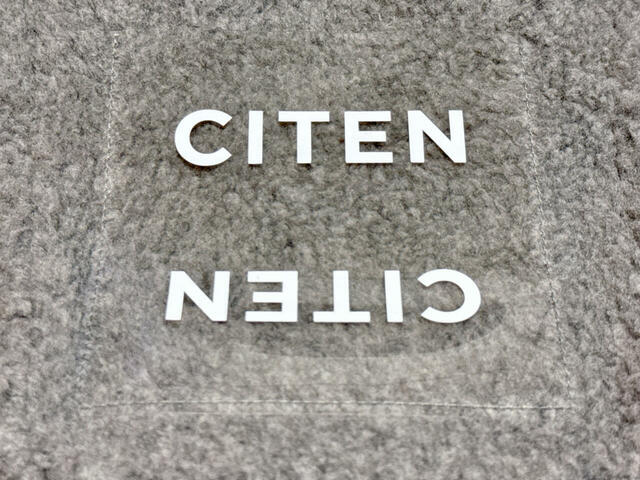 前面のクリア素材のポケットがアクセント◎