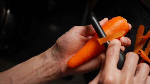 【OXO タテ型 ピーラー】厚さも均一に剥けるのが嬉しい