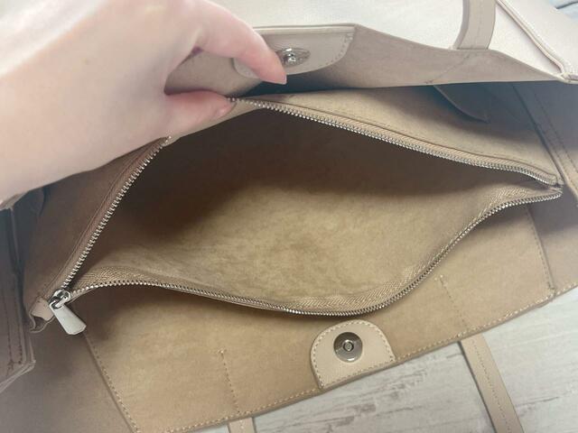 ファスナーポケットのサイズは大きめ