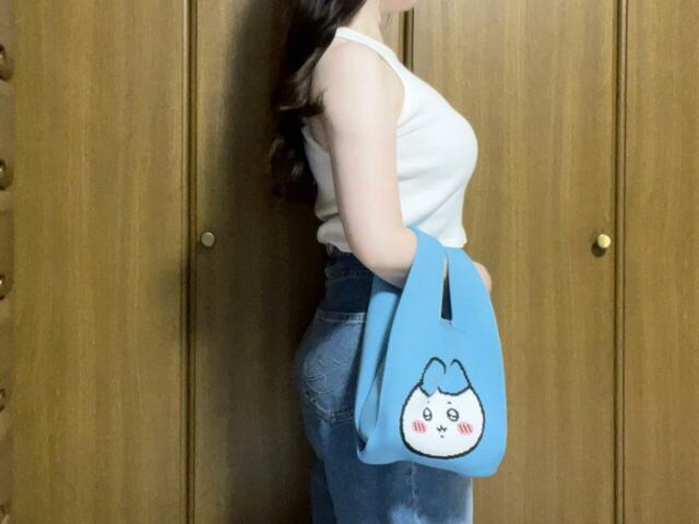 実際に持ってみました。サイズ感の参考にしてみてくださいね！