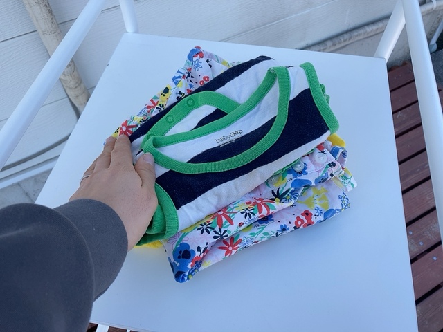 【ニトリ ワゴン型物干しスタンド】一番上の棚はちょうど腰の高さにあり、洗濯物を畳むのにも便利！