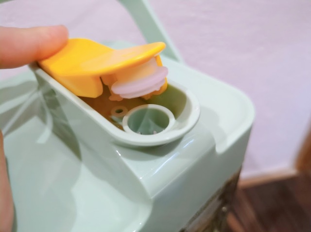 【KOKOBI 麦茶ポット】注ぎ口は大きくないがパッキンできちんと漏れないようになっています