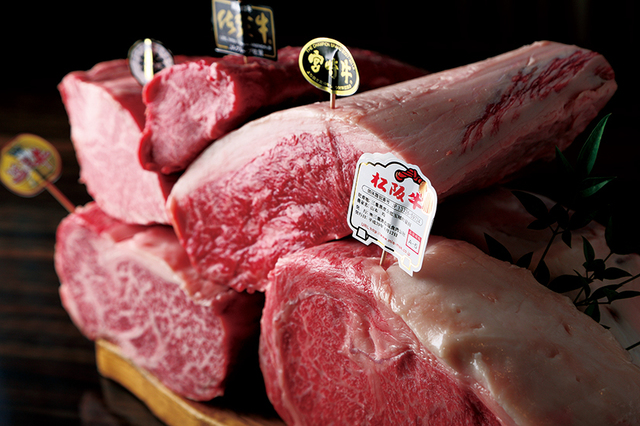 肉や大善／ステーキはグラムを指定して注文。150g以上で注文し、厚切りのまま焼き上げると美味でおすすめ。