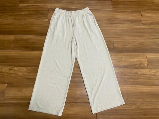 【ユニクロ　ソフトブラッシュドイージーパンツ】程よく体のラインを拾いながらも、ストンと落ちるシルエットです