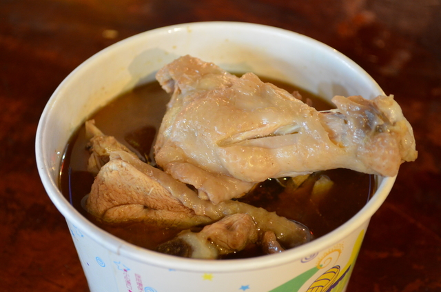 王家麻油雞の行列ができる鶏煮込みスープ。クセがなく食べやすい