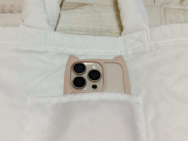 ポケットはスマホやフラグ件とケースを入れるのにぴったり大きさ