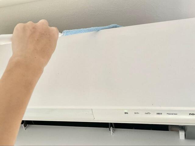 【セリア　隙間クリーンスティック】手が届きにくいエアコン上部も楽々