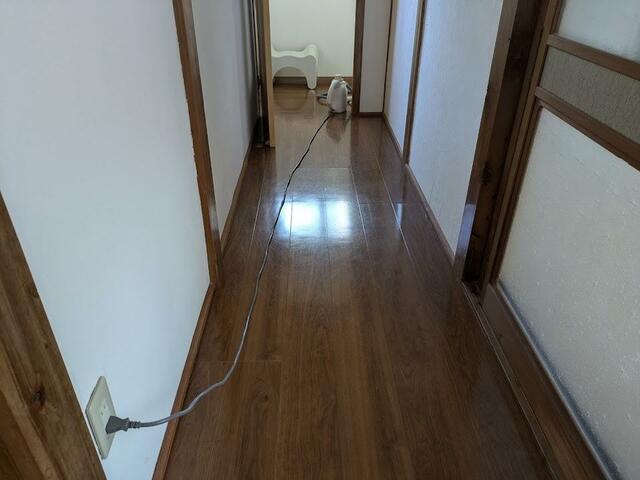 【アイリスオーヤマ スチームクリーナーハンディタイプ(STM-305R-C)】電源コードは約3mと長め。本体のホースも長いので延長コードもいらず、掃除が楽です♪