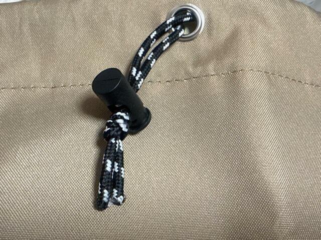 ドローストリングの紐は、ブラック×ホワイトでおしゃれ