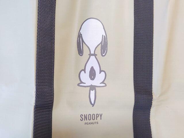 ちょこんと座るスヌーピーが、可愛すぎる【リンネル：2023年10月号増刊】付録：SNOOPY（スヌーピー）2wayレジャーシートバッグ