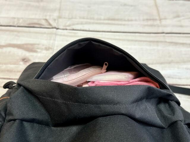外側のポケットにはよく取り出すモノを収納