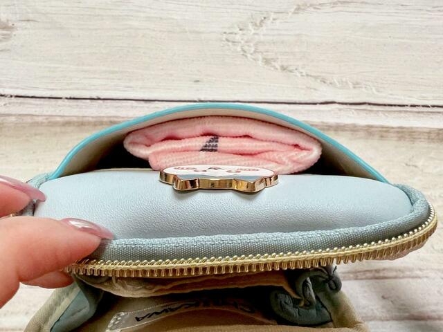 【ファッションセンターしまむら】「ちいかわ」レディース　ショルダーバッグ（ハチワレ）外側のフロントポケットにはミニタオルをイン