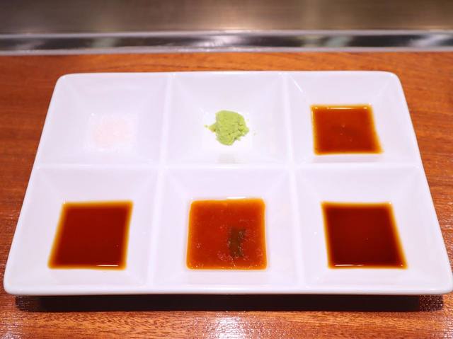 極味や 上段:岩塩・わさび・ゆず胡椒ポン酢 下段:極みやの甘ダレ・オニオンソース・極みやの肉ダレ