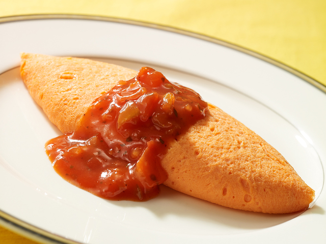 ミケーラ特製レッドオムレツ ピリ辛トマトソース パフォーマンスサービス