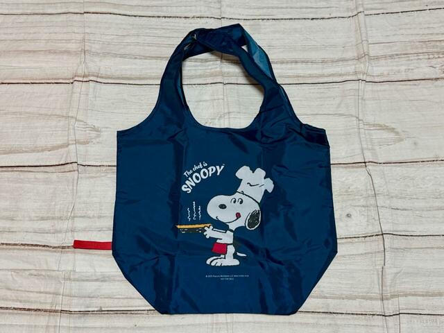 【レタスクラブ2025年12月増刊号付録 SNOOPY でかエコバッグ】サイズは約縦40×横46×マチ20cm。2Lのペットボトルもラクラク入ります
