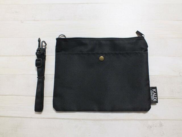 【カルディいちごバッグセット】使いやすいサイズ感のサコッシュも。外側は黒一色でシンプルですが…