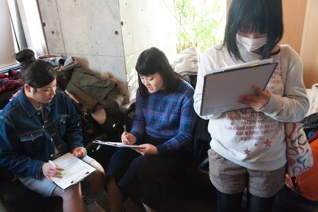 試食したアイスのアンケートに答える、日本アイスマニア協会員の皆さん