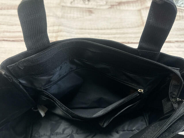 ポケット8：メイン収納のファスナー付きポケット