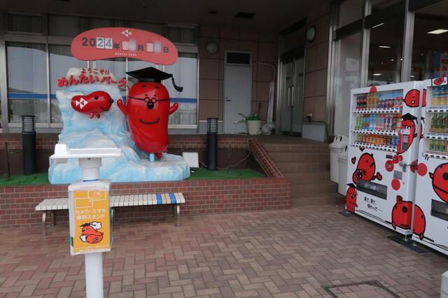 めんたいパーク大洗　記念撮影スポットにはスマホが置けるスタンドもあり