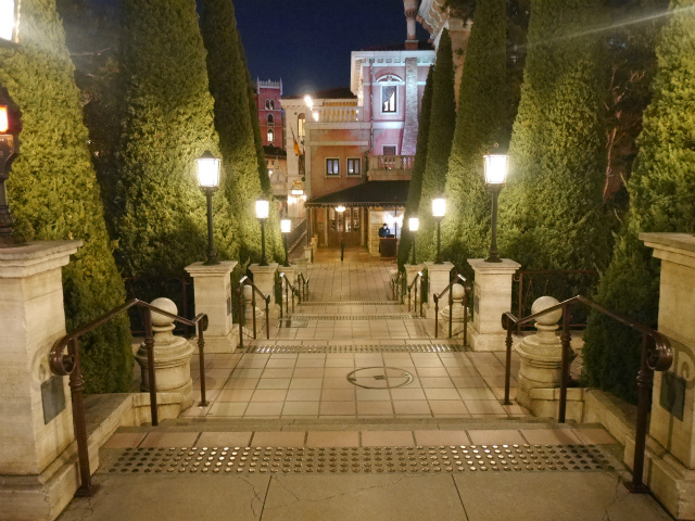 リストランテ・ディ・カナレットへと向かう階段。©Disney