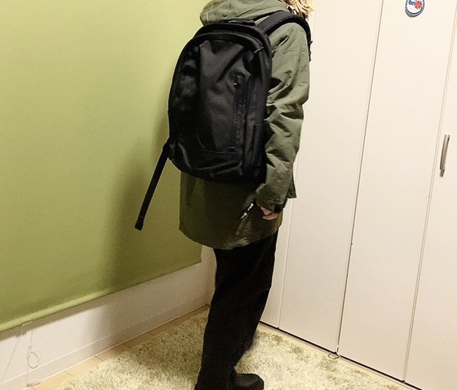 【ワークマン レディース撥水ウォームマウンテンパーカー】バックパックを合わせることでこなれた印象に