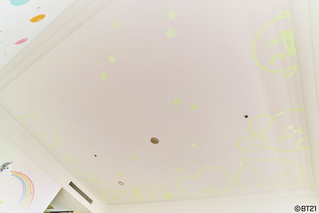 ホテルニューオータニ大阪『BT21 Chill ホカンス #にじいろるーむ』／天井