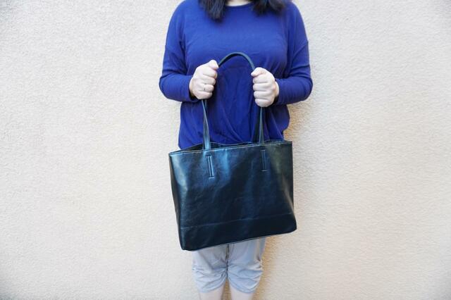 大きめサイズのレザー調バッグ【THE EDITORS　仕切り付きで整頓上手なレザー調トートバッグ】