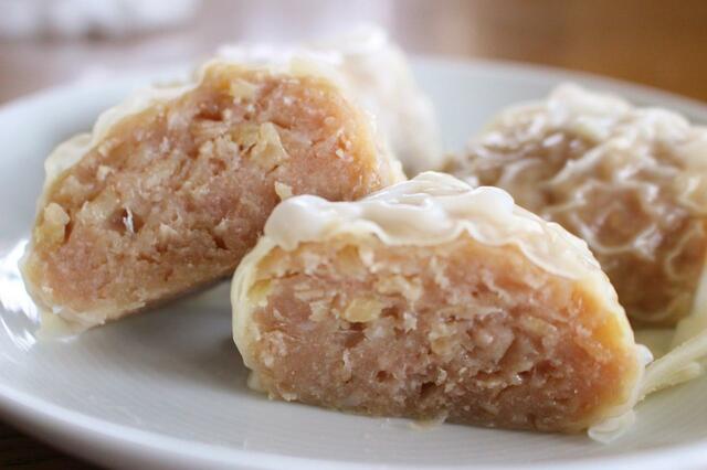 ロピア「大きな皮のせ焼売」　半分に切ってみるとお肉がぎっしり。ほぼ具です！