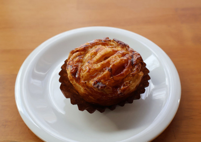 【あら、りんご。】トキのアップルパイ。パイの中には生のりんごがごろりと入っている