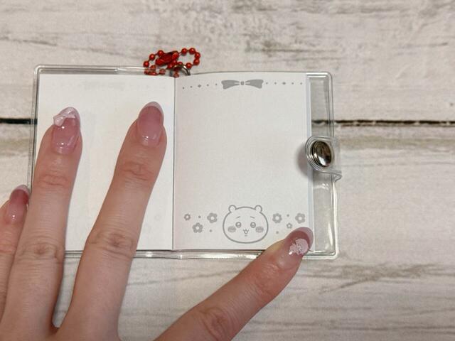 『ちいかわ』×100円ショップ新作グッズ第8弾「ちいかわ ミニメモキーチェーンボタン付き」スナップボタンを開けると、中はちゃんとメモ帳仕様！
