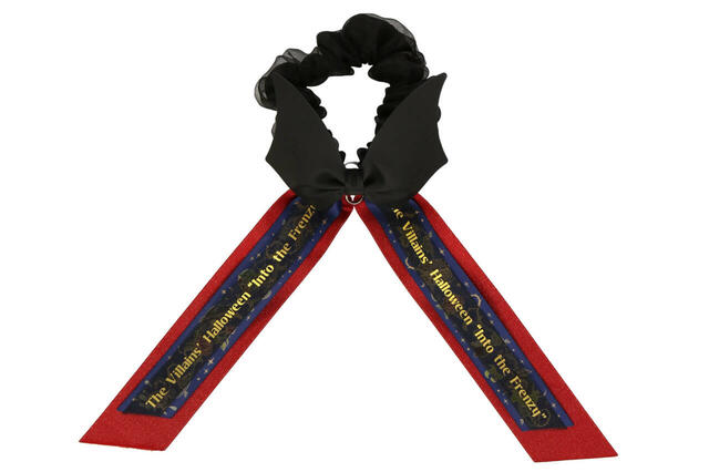 シュシュ 2,000円｜東京ディズニーリゾート「ディズニー・ハロウィーン」スペシャルグッズ｜販売店舗：東京ディズニーランド「ディズニー＆カンパニー」｜発売日：2024年9月30日（月）