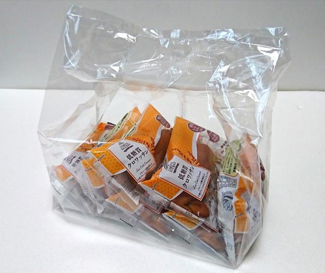 【コモ　低糖質クロワッサン　7個　580円】中身を保護するためか、大きめの袋に入っている