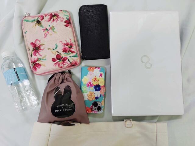 A4サイズのノートパソコン、長財布、携帯、手帳ケースなどが入った