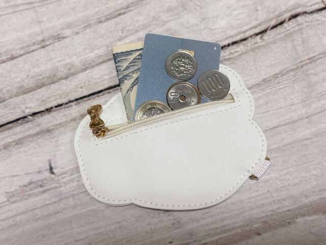 三つ折りにした紙幣やカードが収納できるので、ミニ財布として使うのもおすすめ