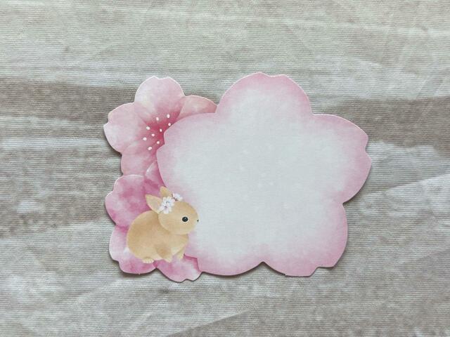 ちょこんと座っているうさぎがなんともキュート！