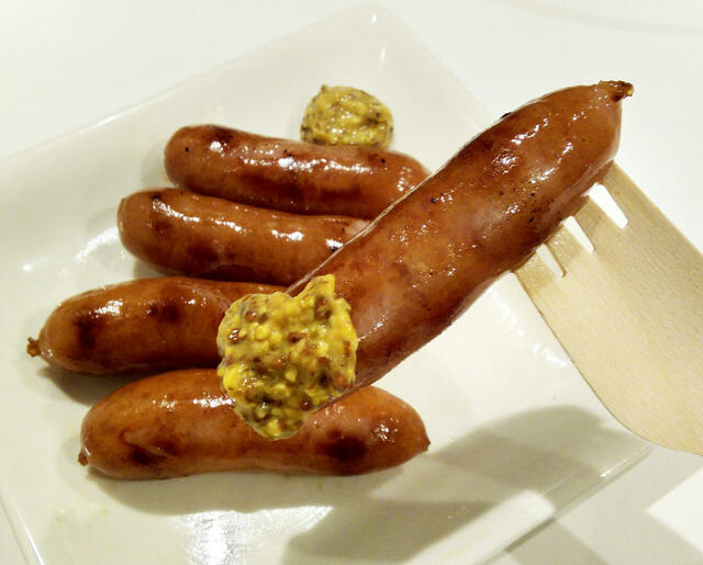 焼き上がったウインナーに「いきなり調味料をつけて食べる」ももったいない？