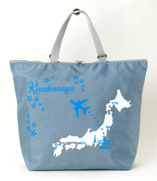 紀ノ国屋のロゴデザインの裏面には、羽田空港から飛行機が飛び立つ姿をデザイン【紀ノ国屋　羽田AGジップアップショルダーバッグ】