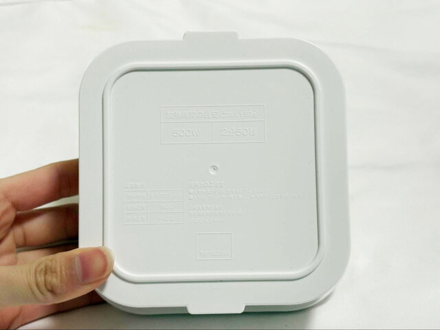 【tower 温まりやすい立つ冷凍ごはん容器】カラーはホワイトとブラックの2色展開。サイズは縦12.2×横12.2×高さ4.5cmです