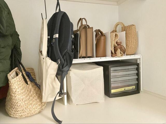 【山崎実業 バッグ収納スタンド】棚と組み合わせると◎