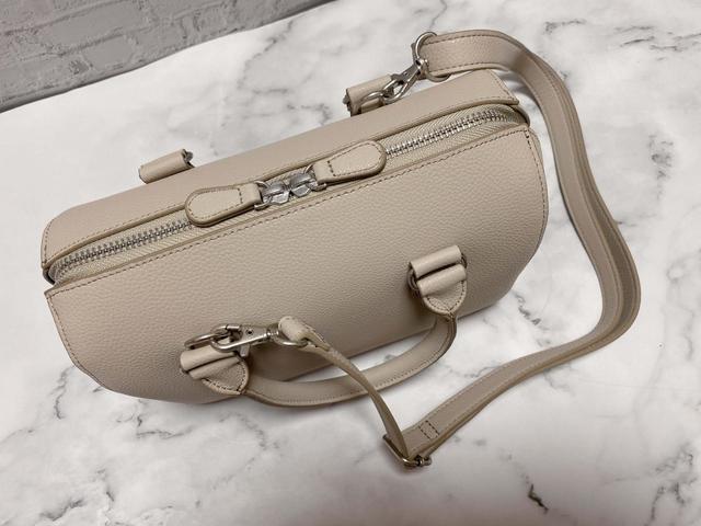 【UNIQLO（ユニクロ）レザータッチ 2WAY ボストンバッグ】ショルダーストラップをつけるとこのような感じに