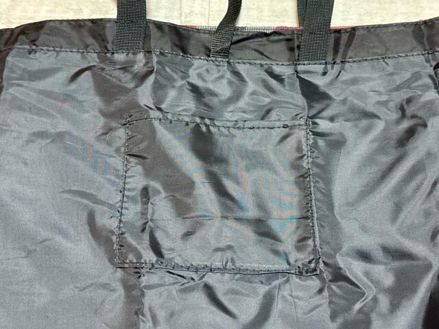 内側には細々したものの整理に便利なポケット付き