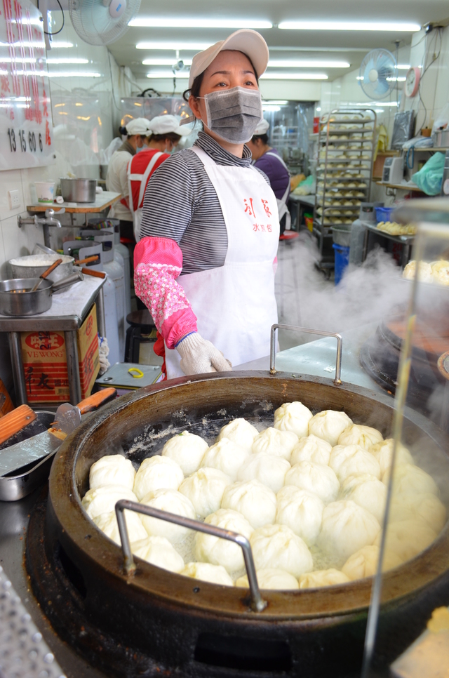 アツアツの水煎包が仲良く肩を並べる『劉家水煎包』の鉄板。１つずつでも買えるのがうれしい