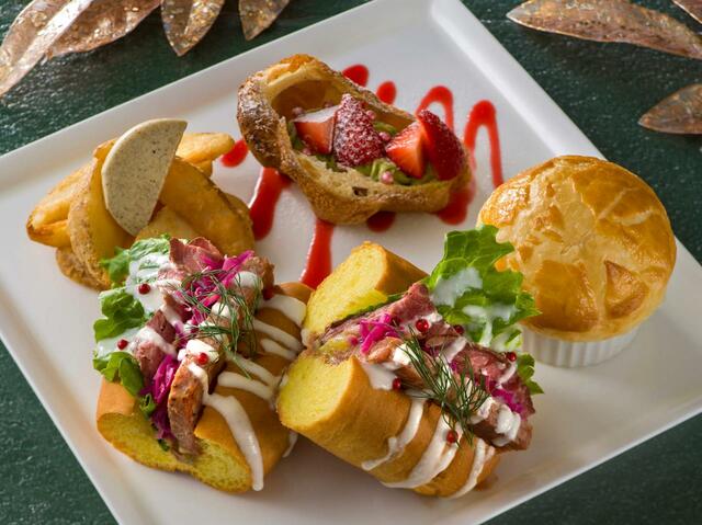 スペシャルサンドウィッチプレート 3,400円|「ディズニー・クリスマス」スペシャルメニュー|東京ディズニーリゾート40周年“ドリームゴーラウンド”|販売店舗:東京ディズニーシー「テディ・ルーズヴェルト・ラウンジ」|販売期間:2023年11月1日(水)〜12月25日(月)