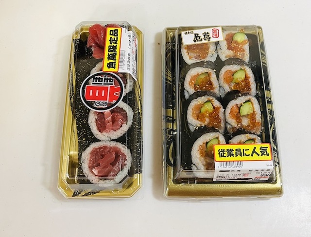 【ロピア】『ほぼ海鮮巻（めばち鮪）』599円（税抜）、『魚萬　新海宝巻』890円（税抜）