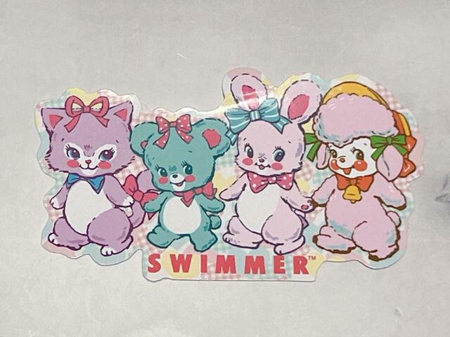 4匹が仲良く並んでいるステッカー。手を繋いでいるの、かわいすぎませんか？！